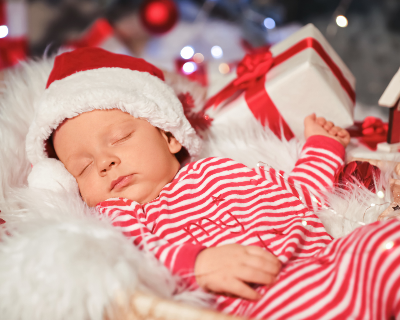 Спящий младенец в новогоднем костюме