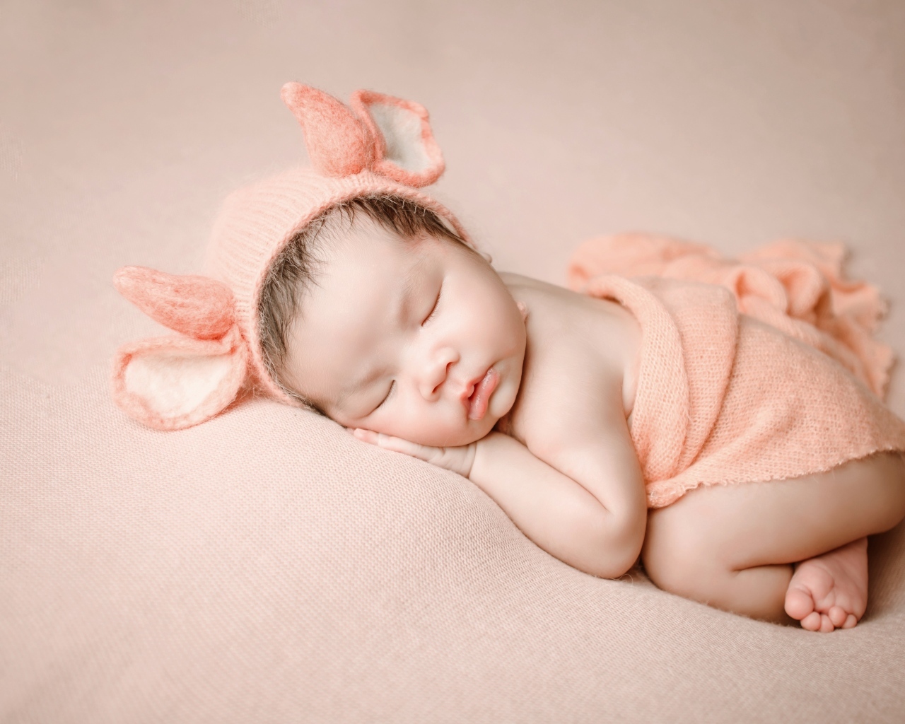 Спящий ребенок в милом костюме