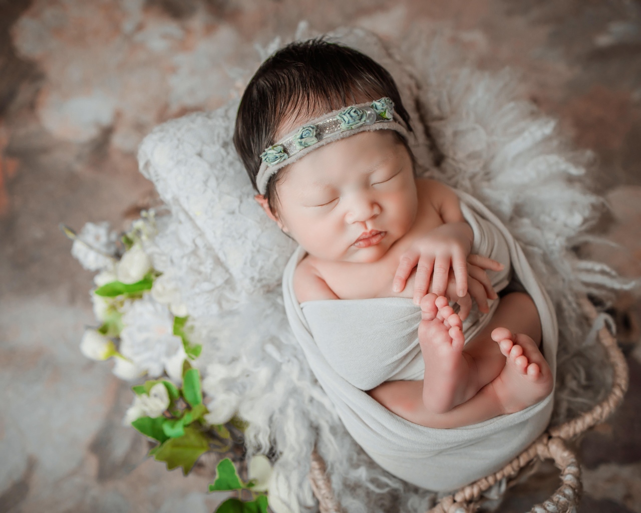 Спящий младенец в простыни 