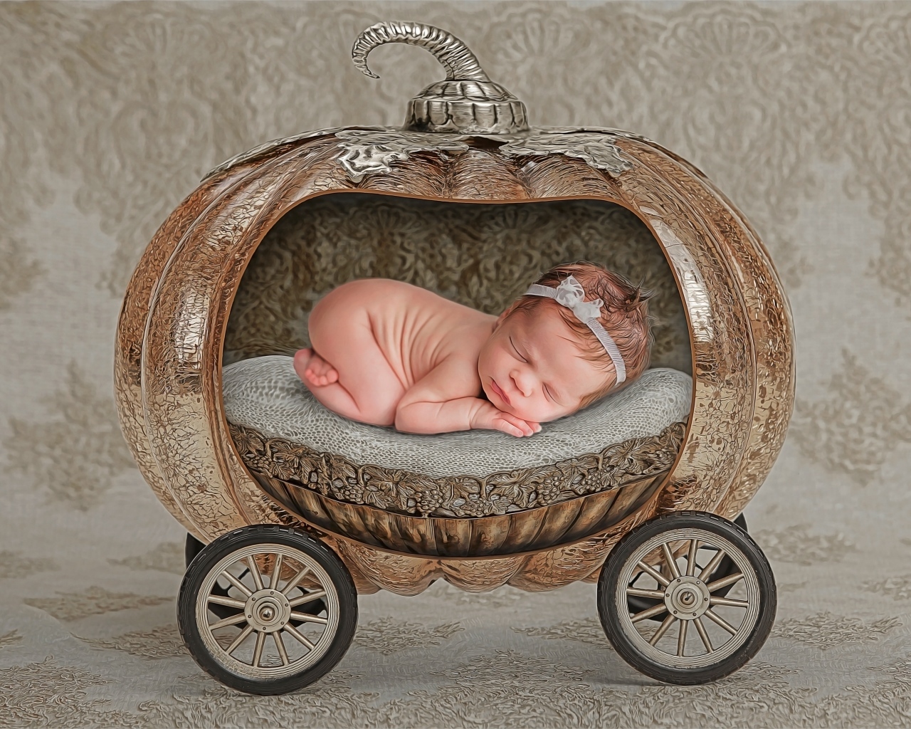 Спящий ребенок в игрушечной карете