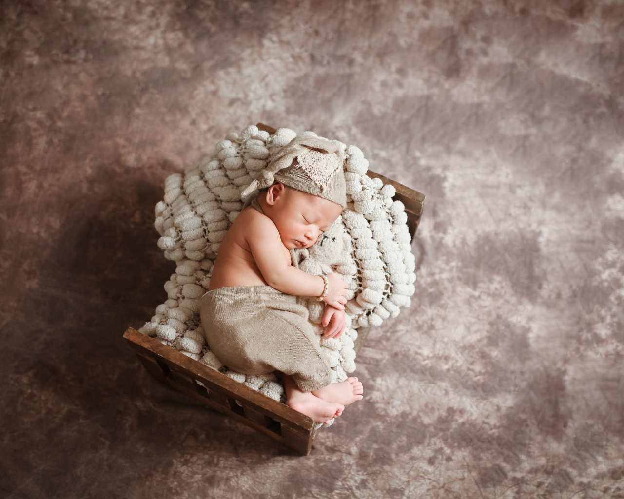 Спящий новорожденный ребенок в кроватке 