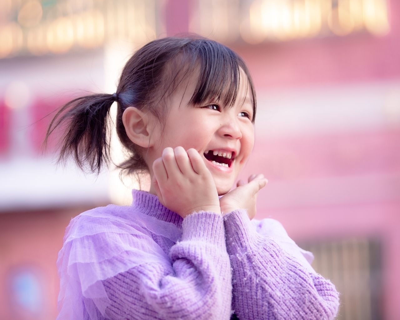 Улыбающаяся маленькая девочка азиатка в свитере