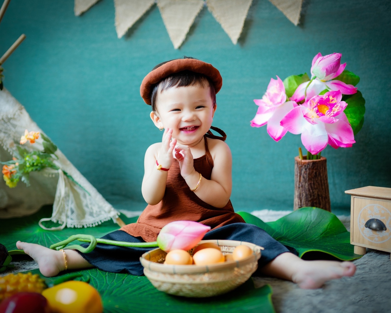 Улыбающийся мальчик с цветами 