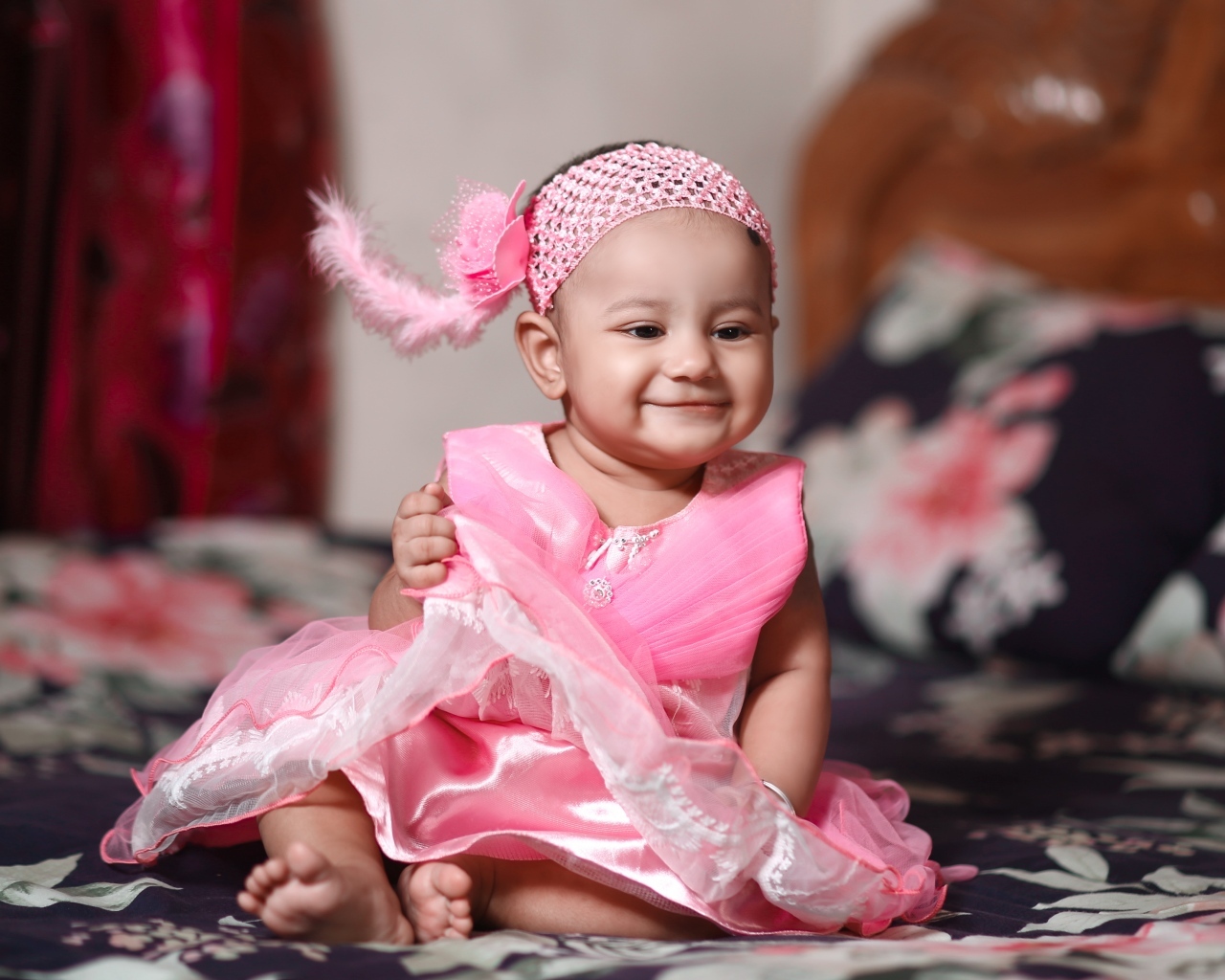 Улыбающаяся девочка в красивом розовом платье