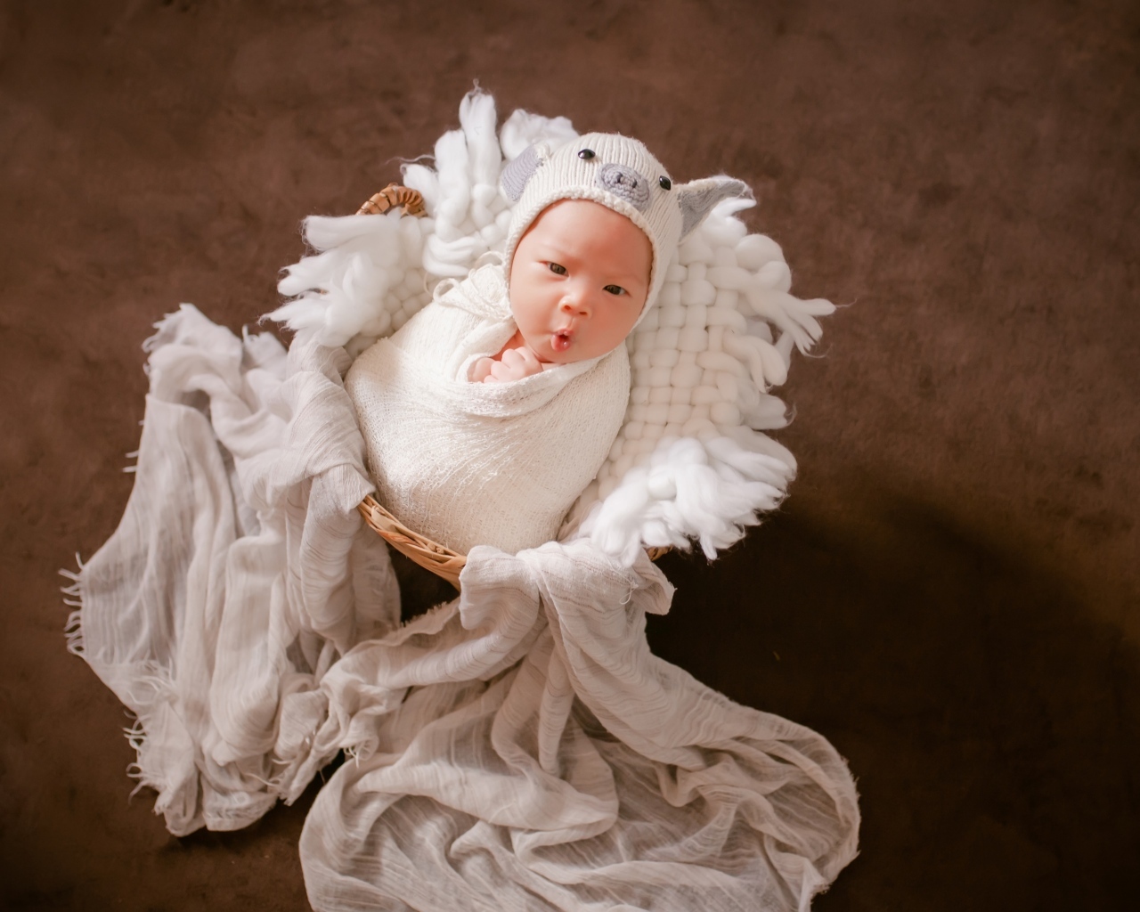 Удивленный новорожденный малыш 