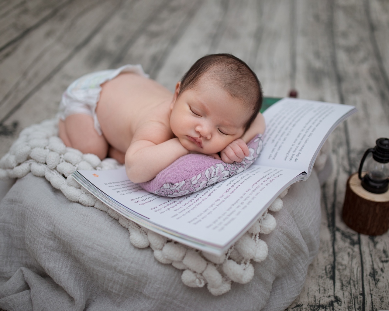 Сладкий сон малыша с книгой