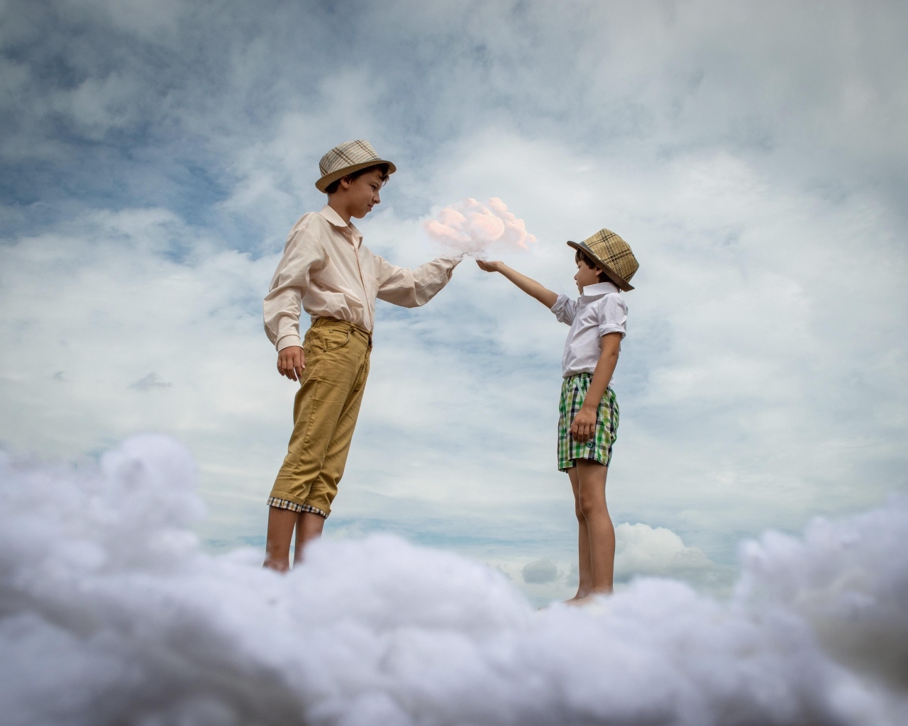 Два мальчика стоят на белом облаке