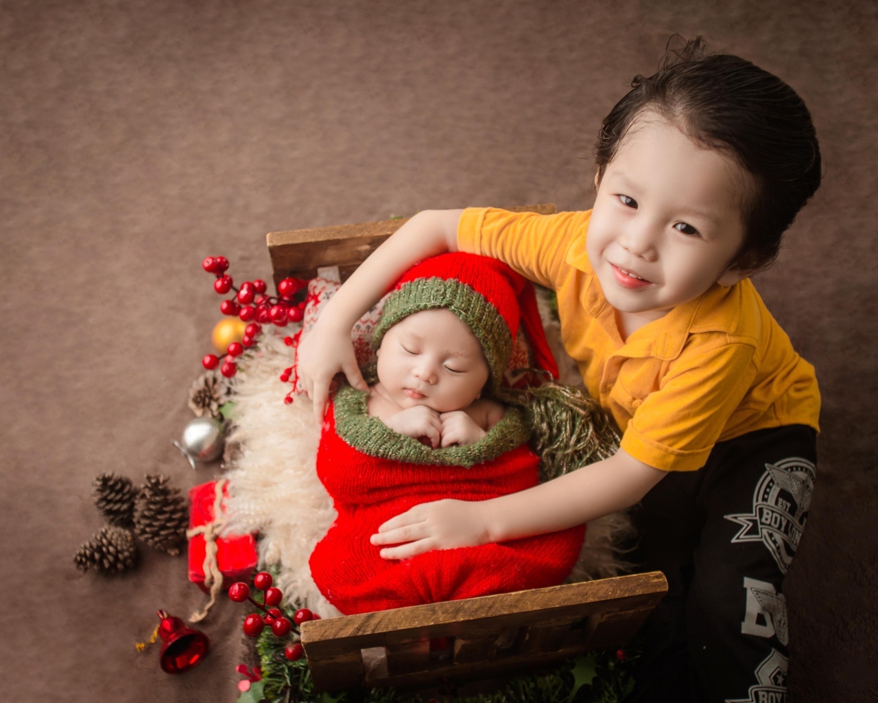 Два маленьких брата на фотосессии