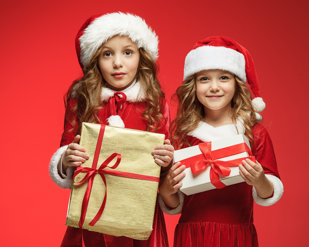 Две маленькие девочки с подарками на Рождество