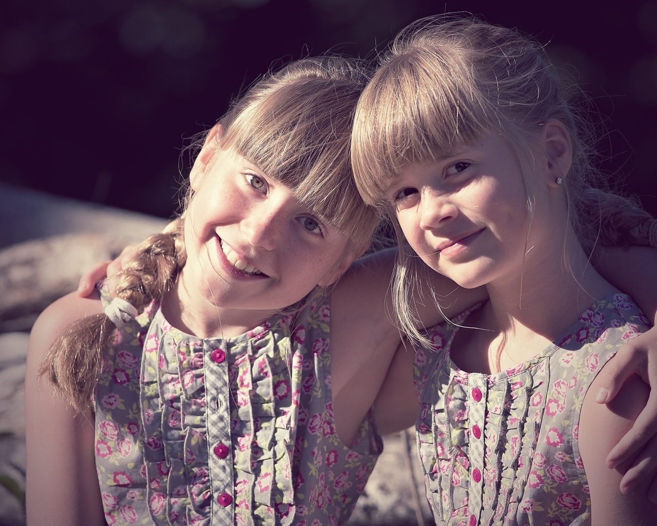 Две маленькие девочки сестры