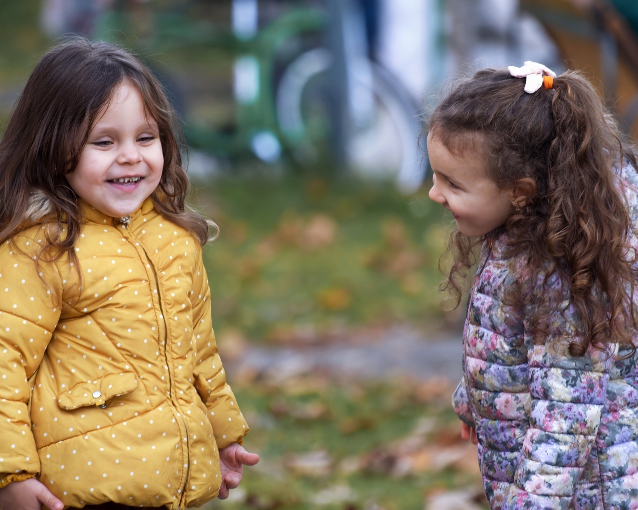 Две маленькие улыбающиеся девочки