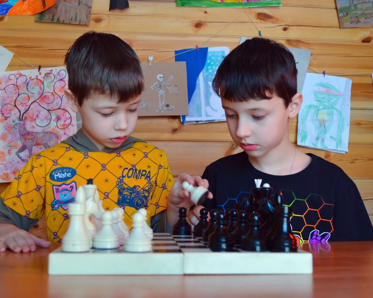 Два школьника играют в шахматы