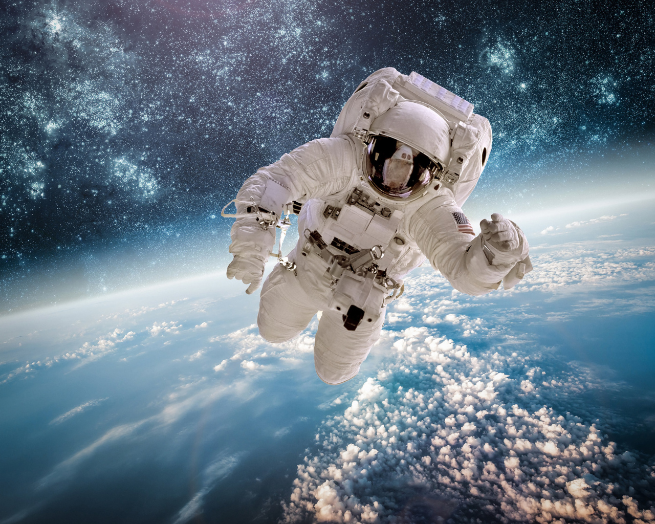 Астронавт летит над планетой земля в космосе