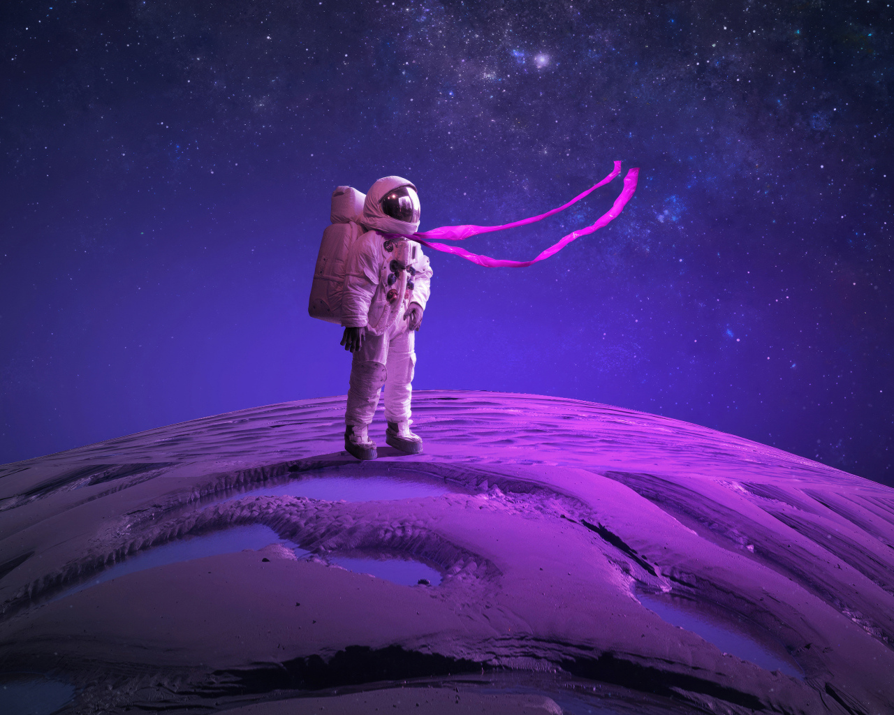 Астронавт стоит на поверхности планеты