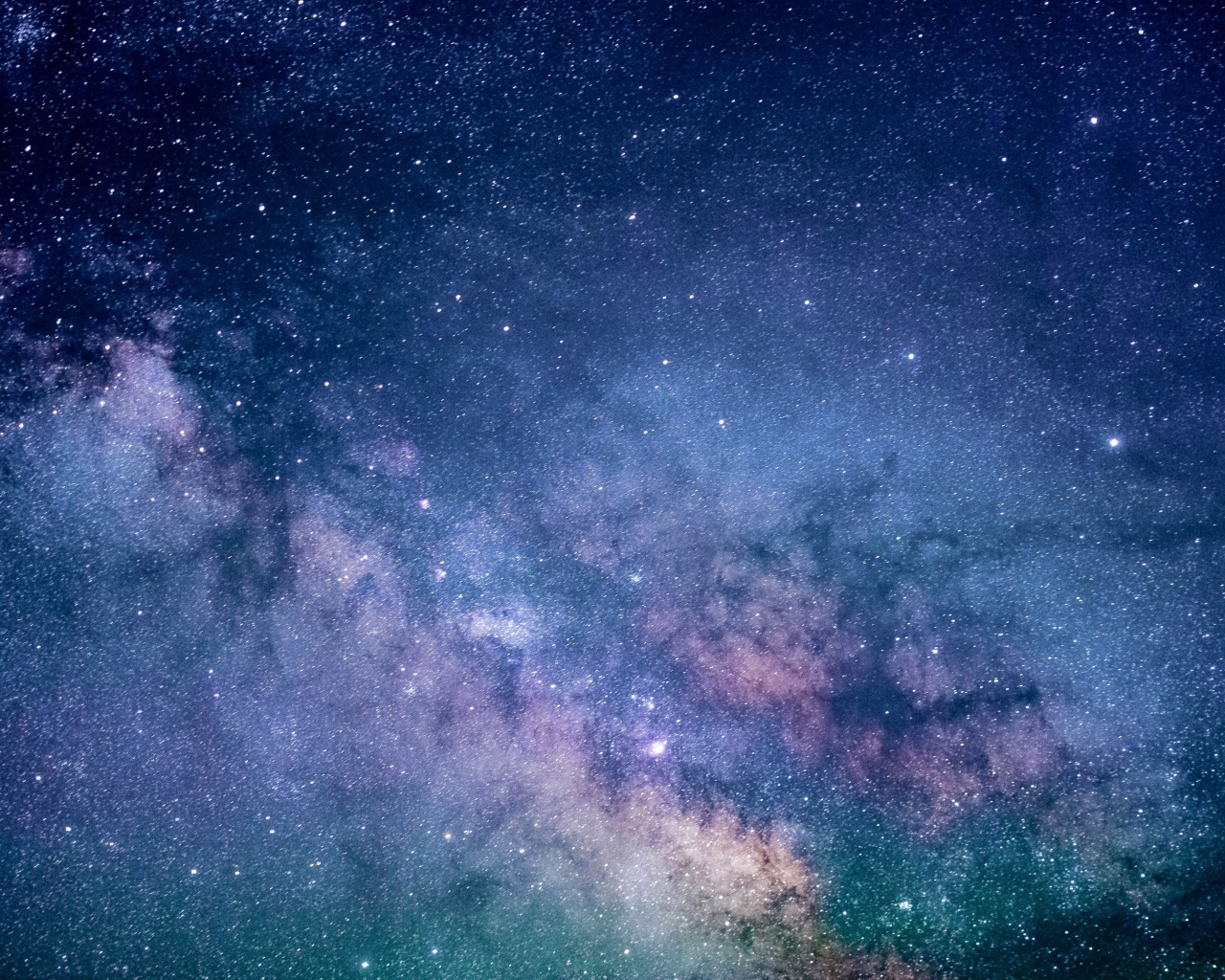 Красивый млечный путь в ночном небе 