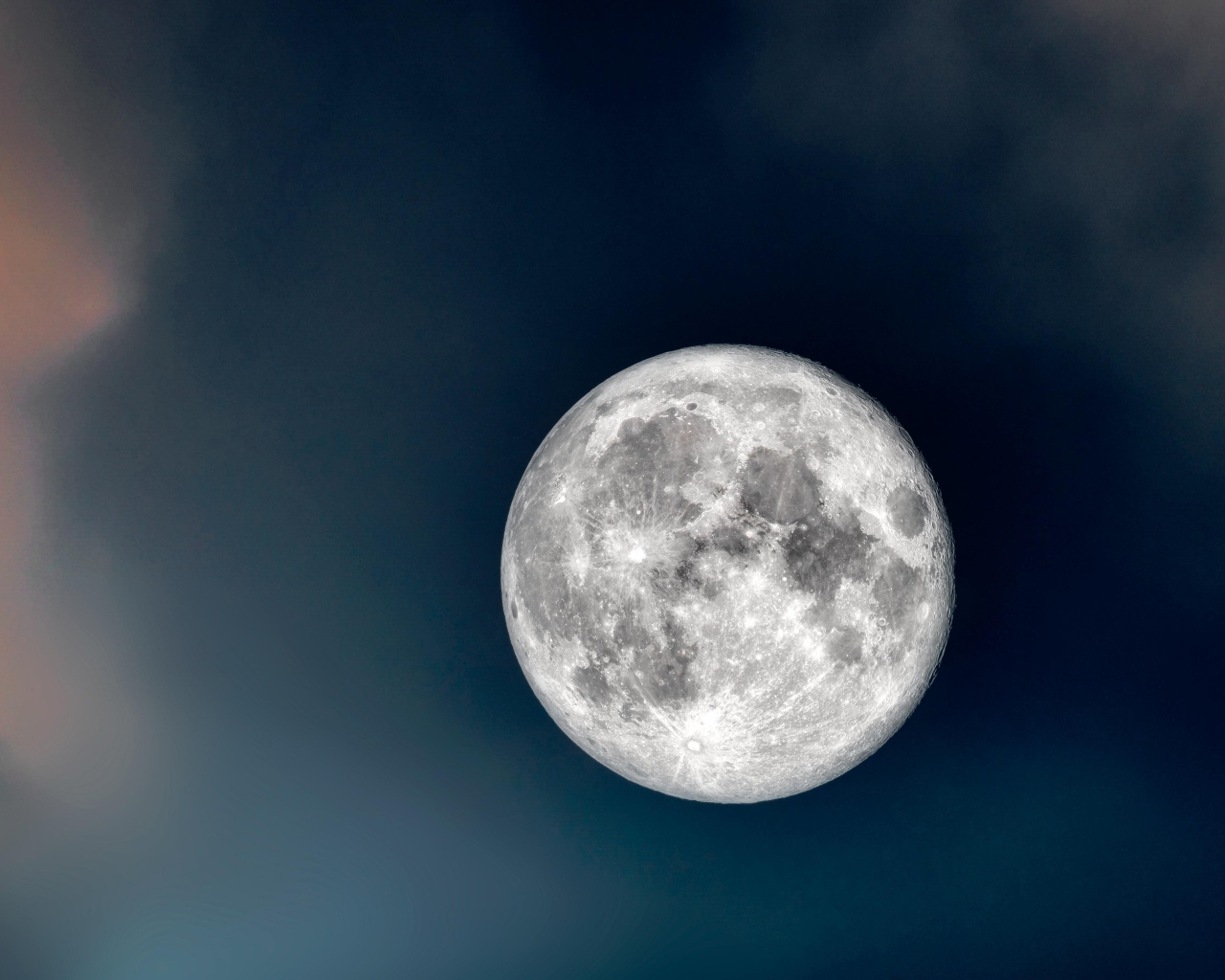 Большая холодная серая луна в небе