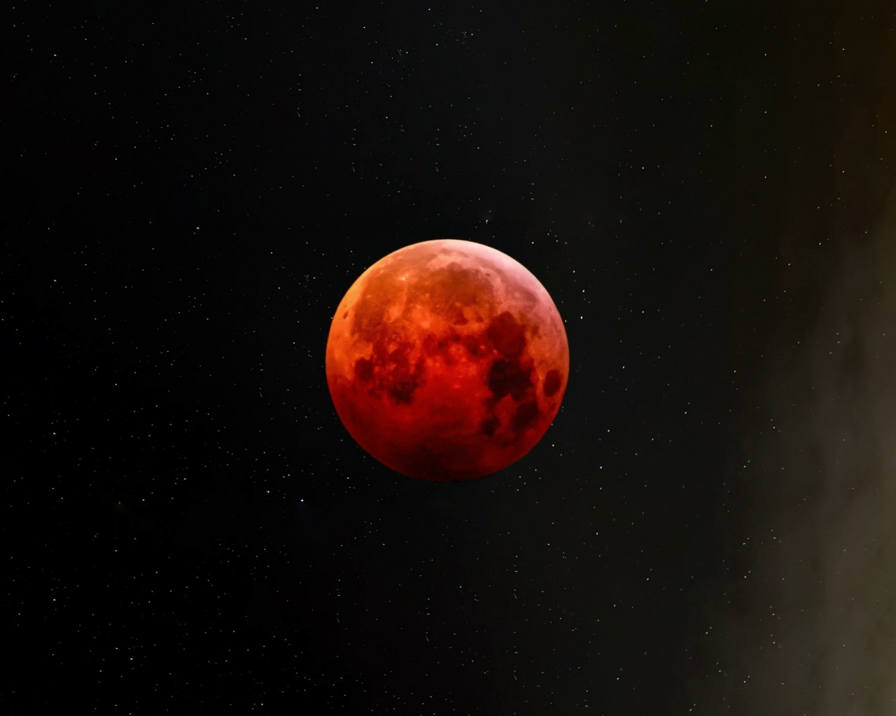 Большая красная луна в звездном небе