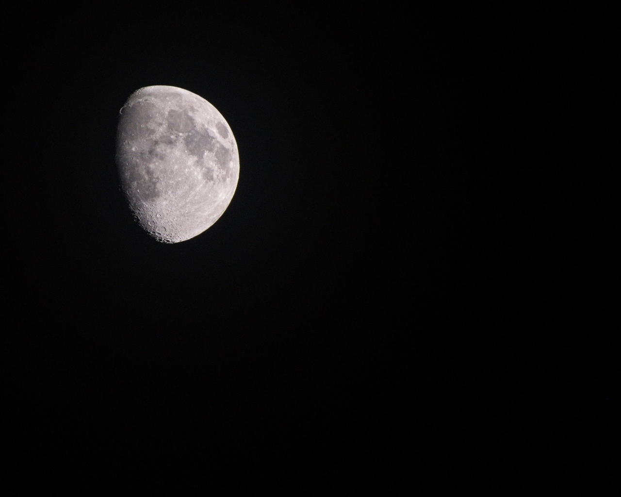 Половина луны в черном небе