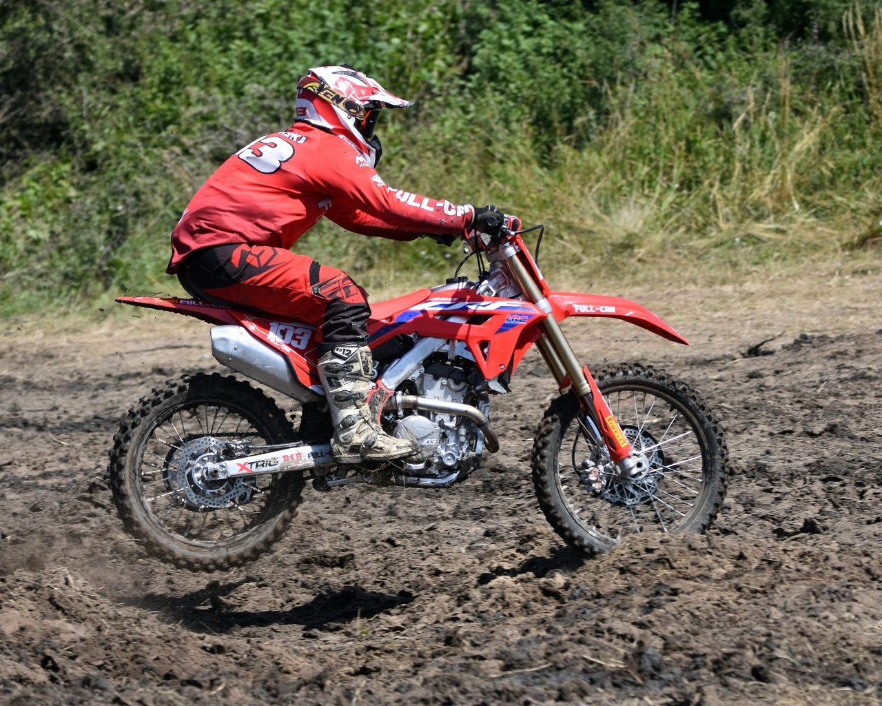 Мужчина на мотоцикле едет по бездорожью