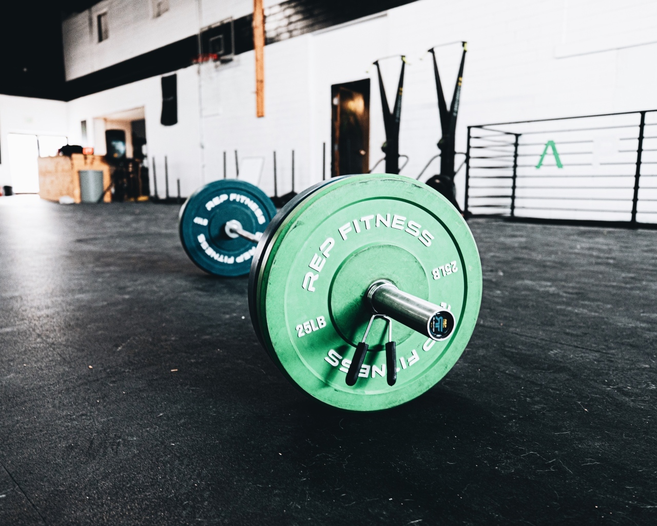 Большая тяжелая штанга в спортзале