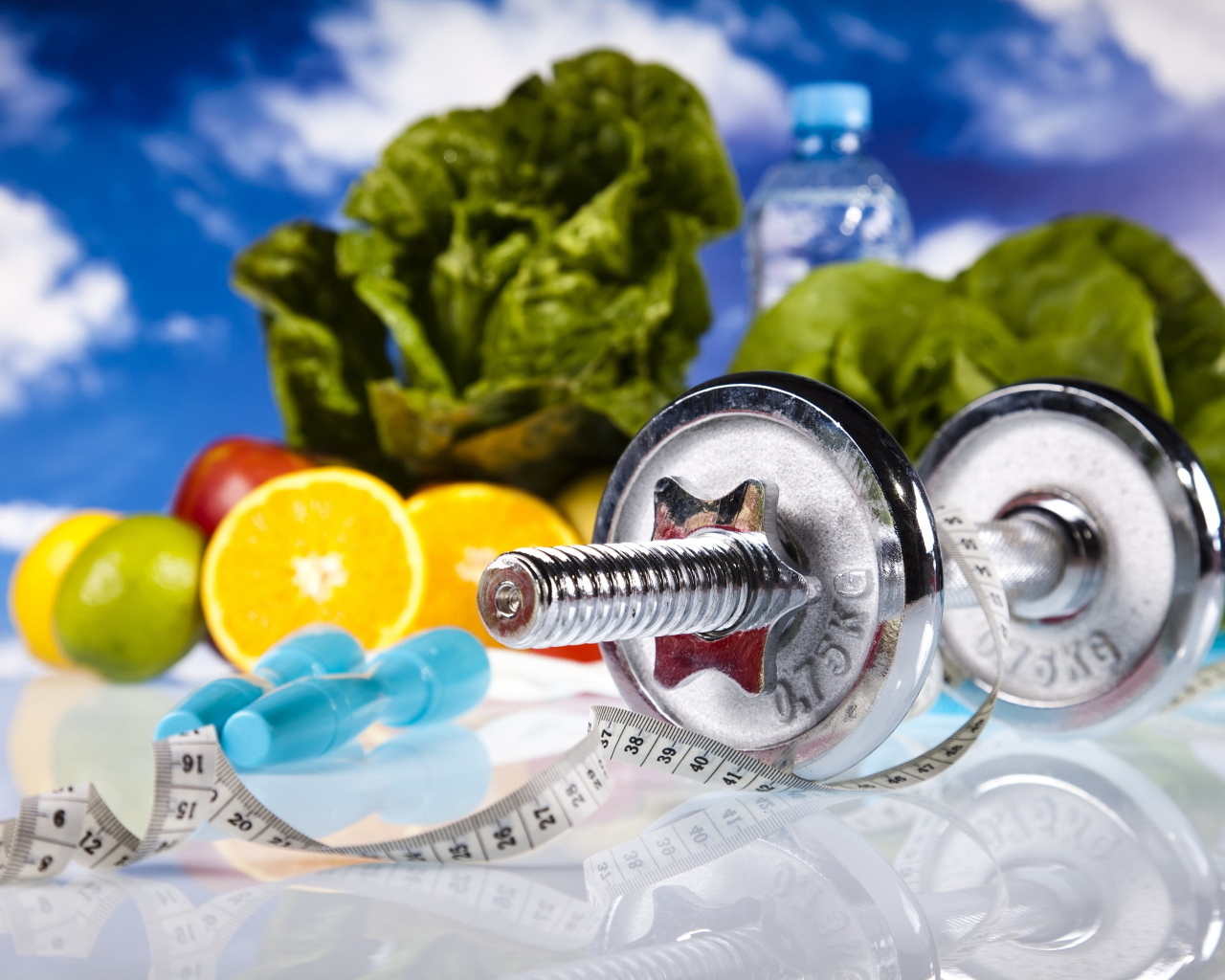 Гантели с фруктами и сантиметром