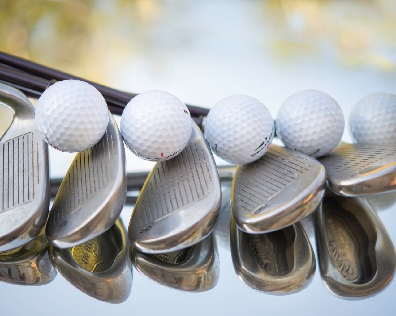 Клюшки и мячи для игры в гольф