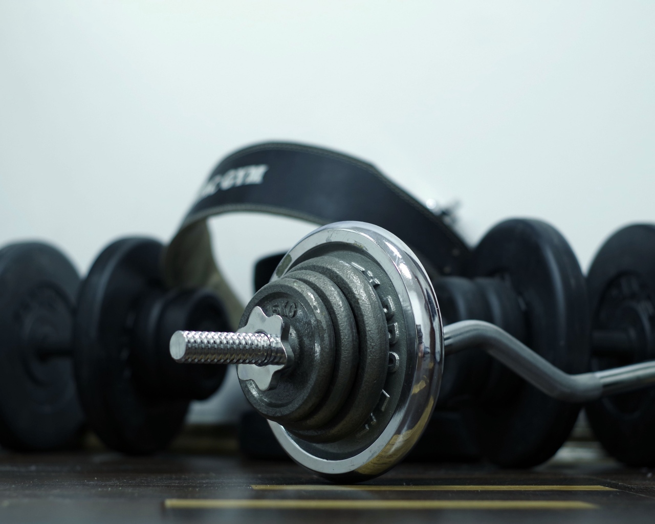 Тяжелые гантели для занятий спортом