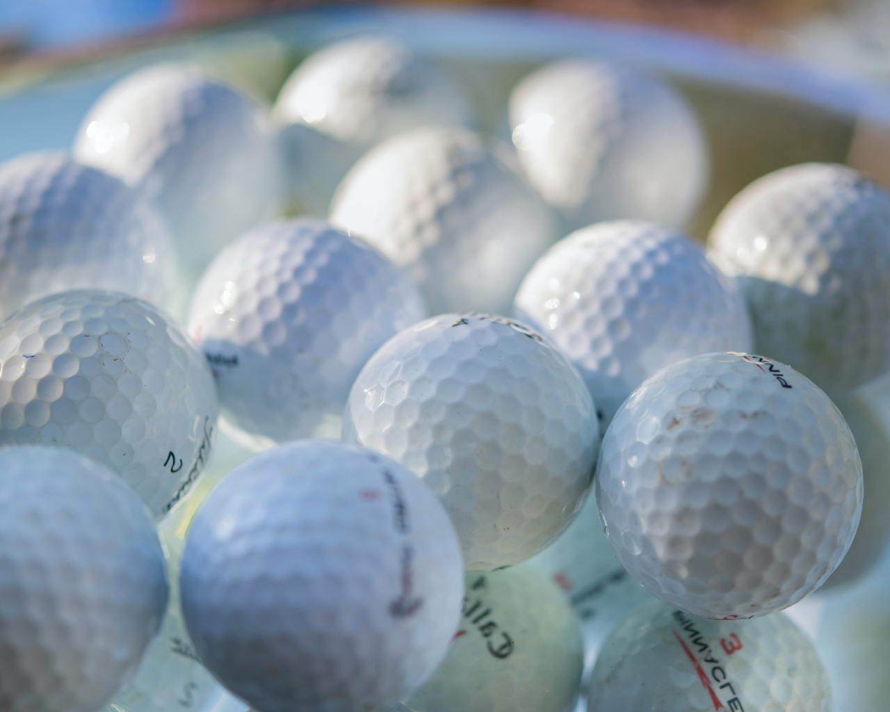 Много белых теннисных мячей