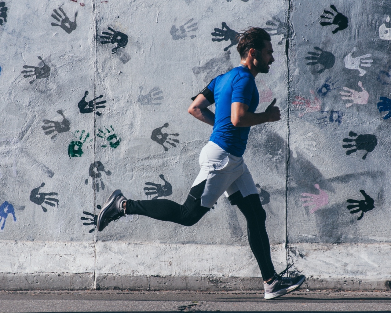 Мужчина спортсмен занимается бегом