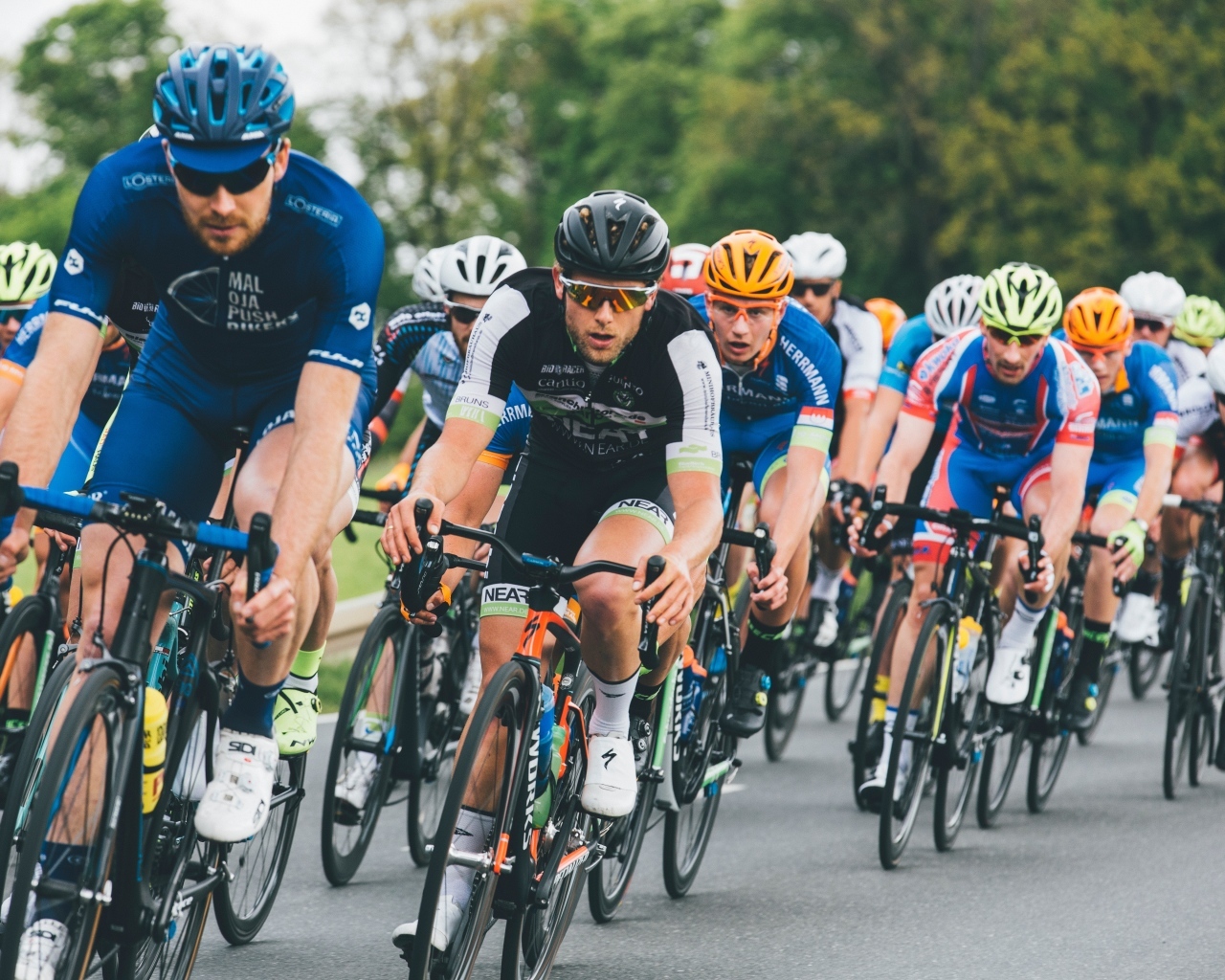 Мужчины велосипедисты на соревнованиях