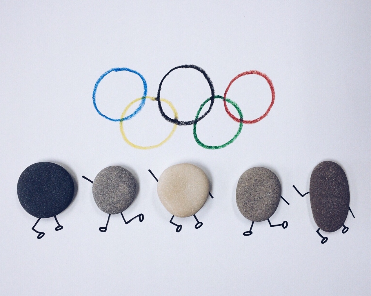 Олимпийские кольца с камнями