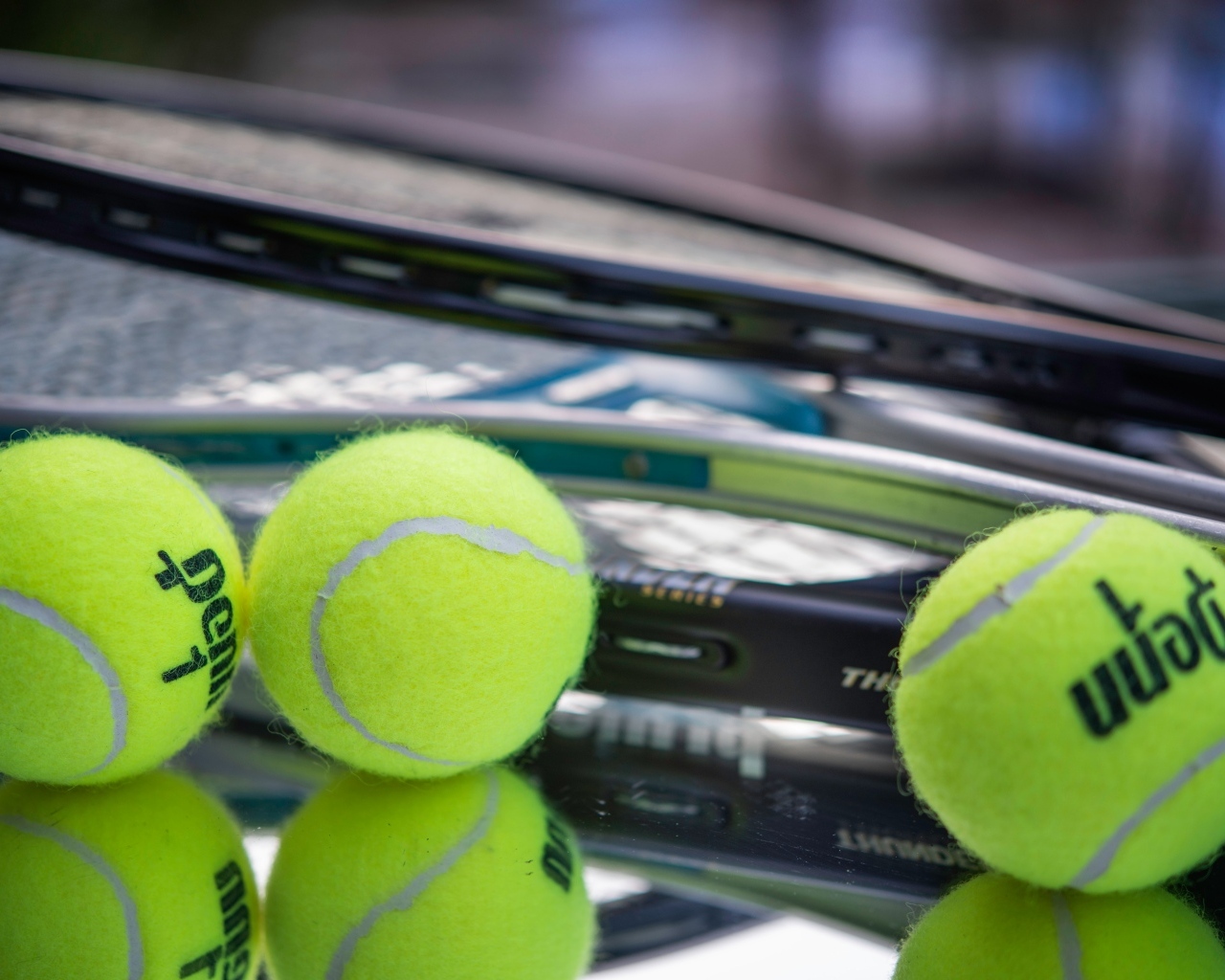 Три теннисных мячика с ракетками