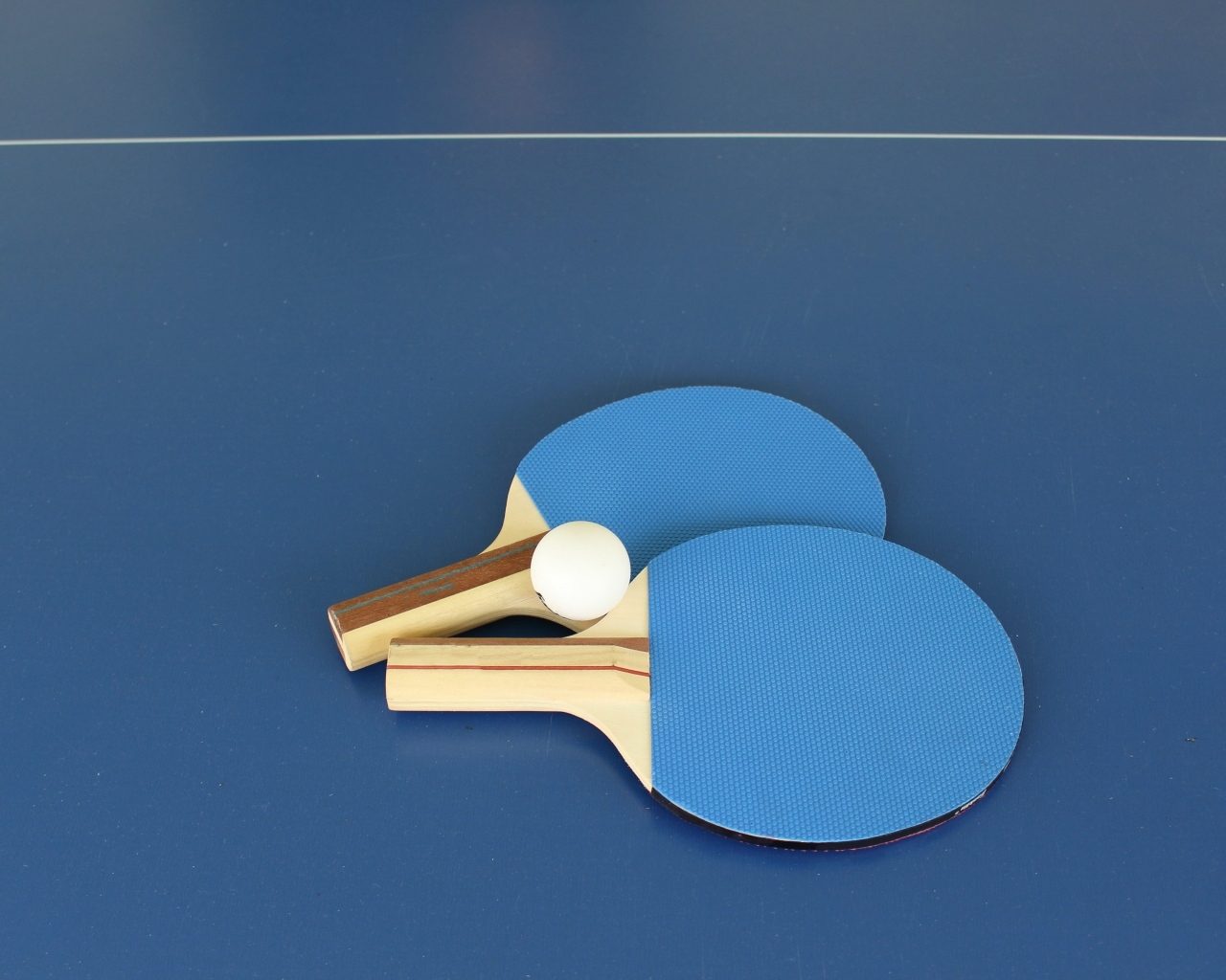 Две ракетки и мяч для настольного тенниса