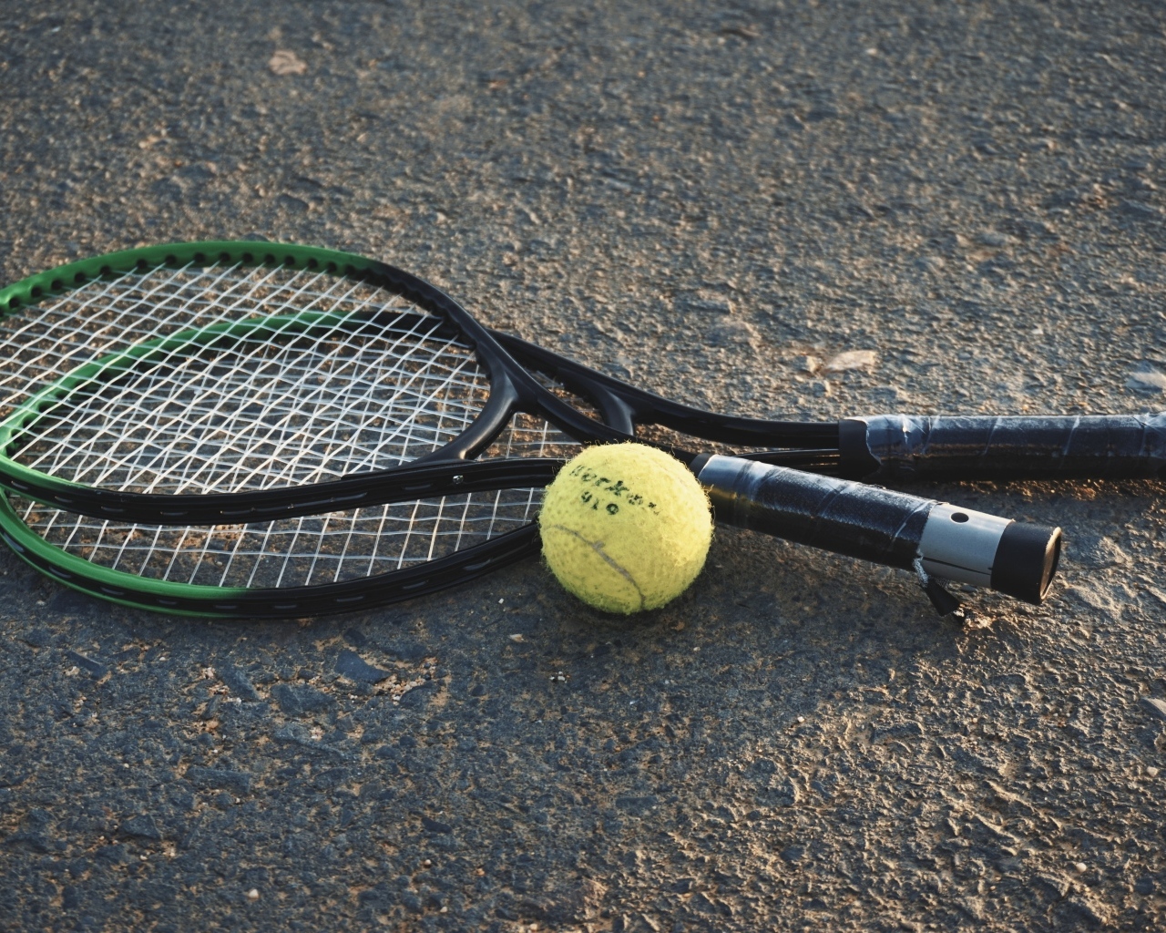 Две теннисные ракетки и мяч