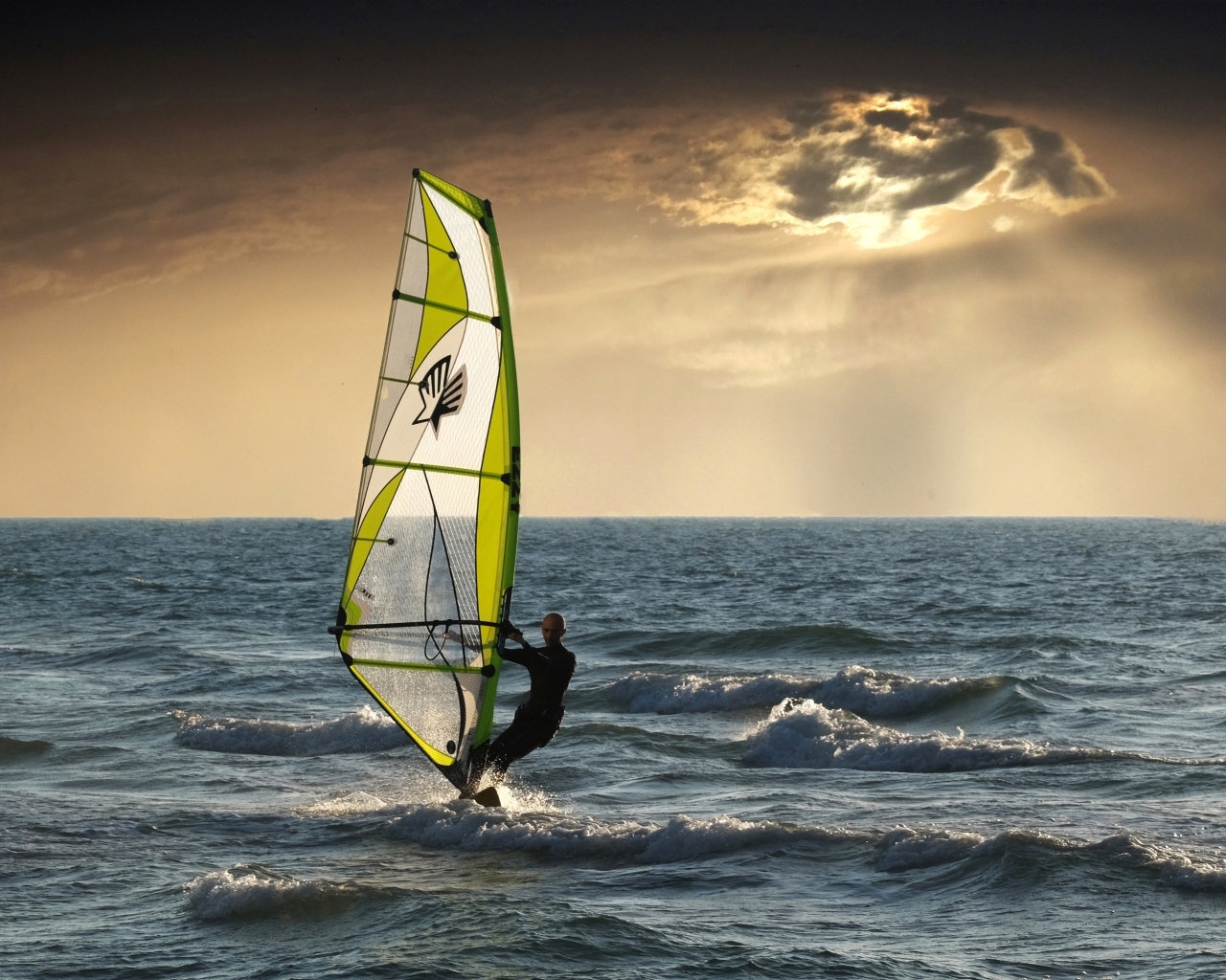 Занятие виндсерфингом в море