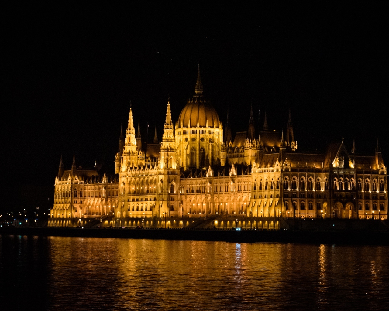 Красивое здание Венгерского парламента ночью