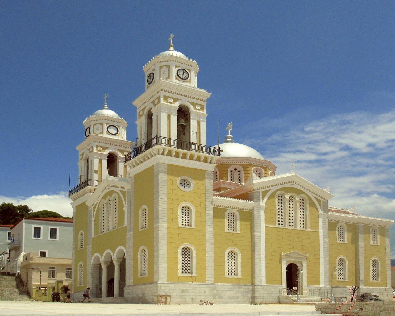 Красивое здание церкви под голубым небом