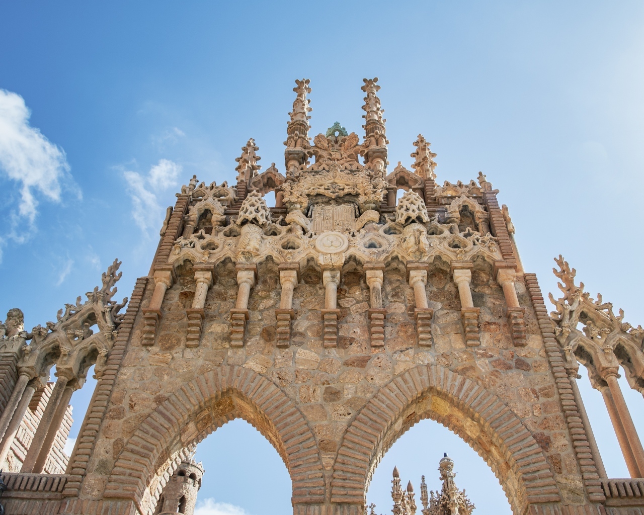 Красивая старинная арка у входа в храм