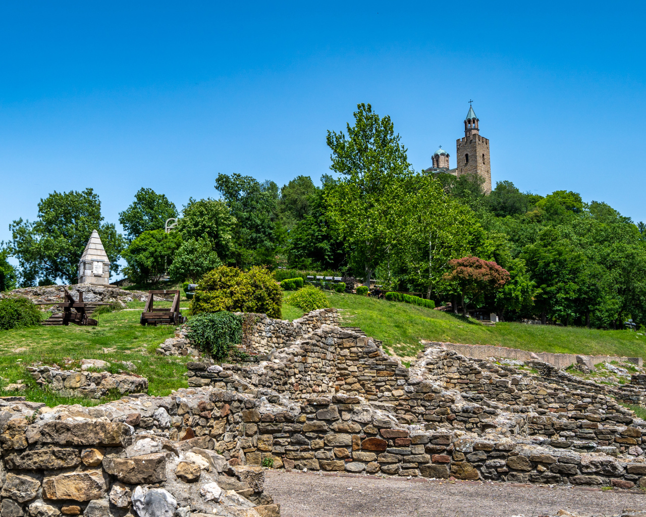 Красивый вид на крепость Царевец, Болгария