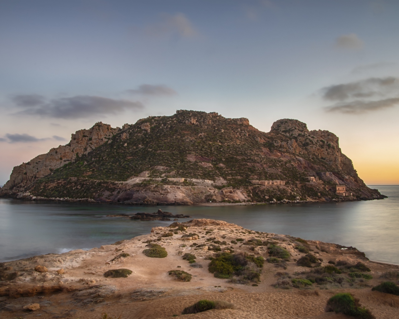 Красивый вид на скалу в море, Исландия