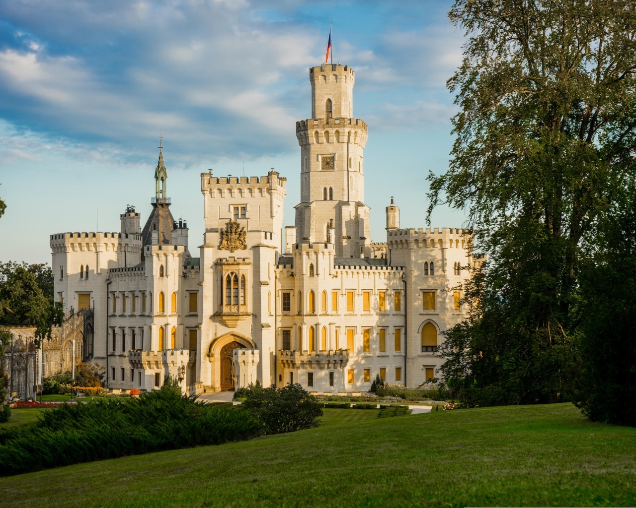 Большой красивый старинный замок 