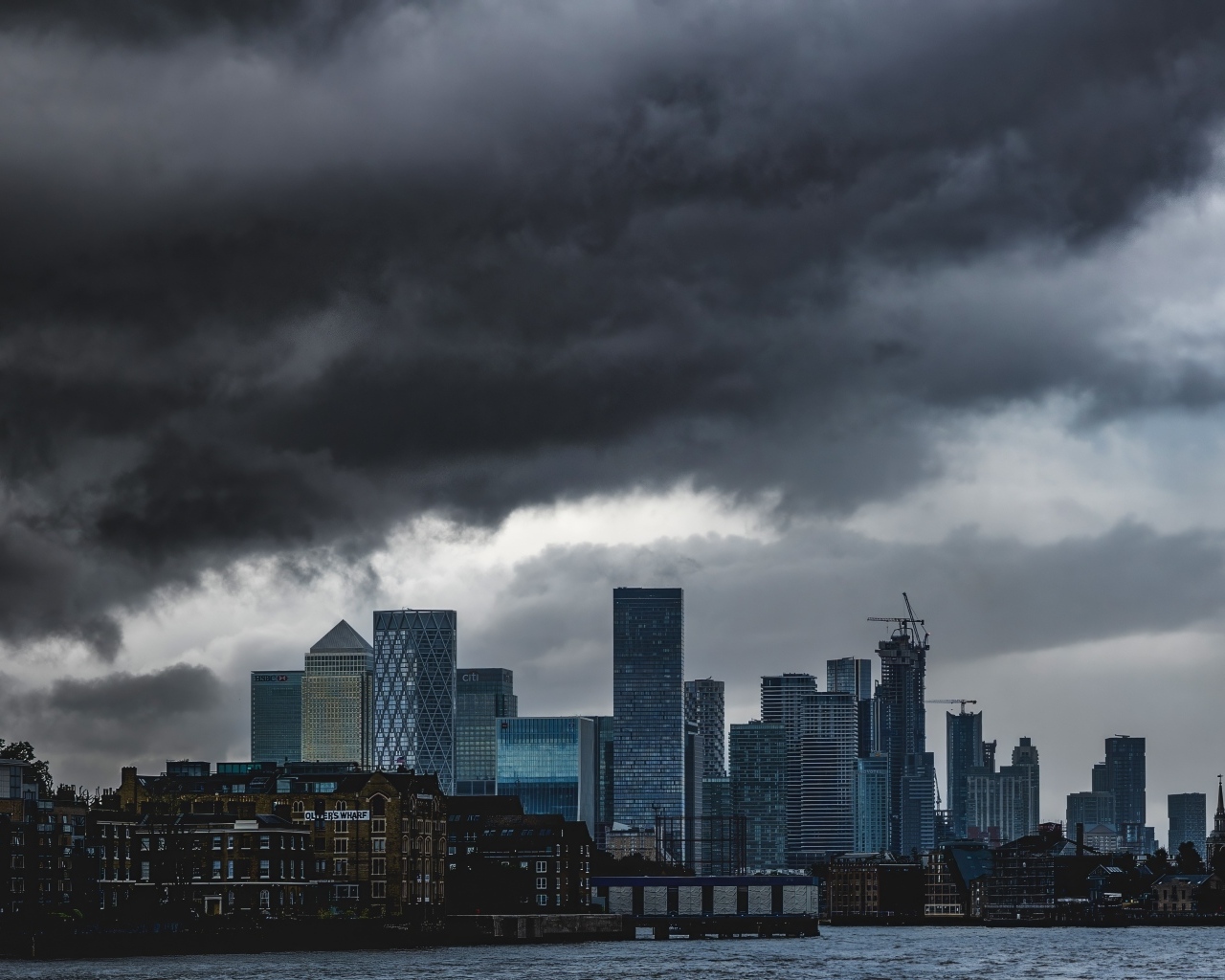 Черные облака над небоскребами города