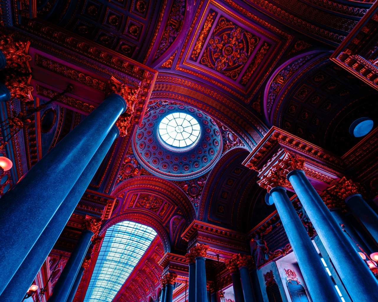 Колонны и красивый потолок храма