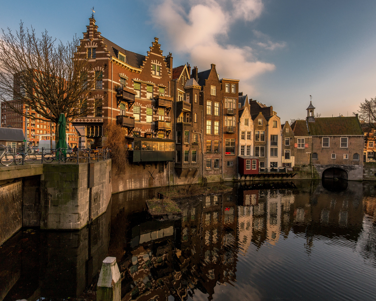 Дома стоят у водного канала, Роттердам, Голландия