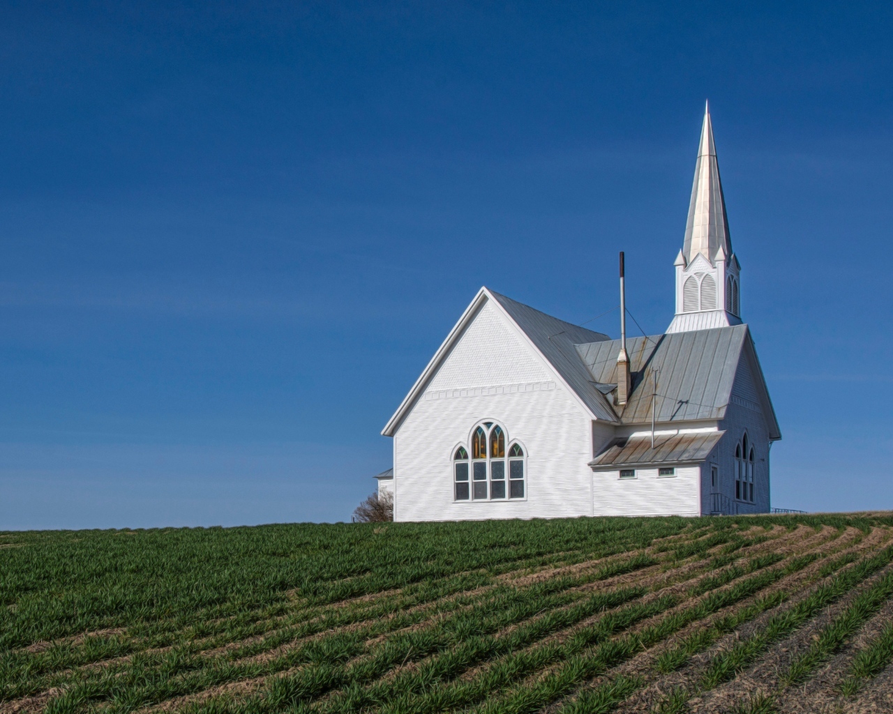 Маленькая старая церковь под голубым небом