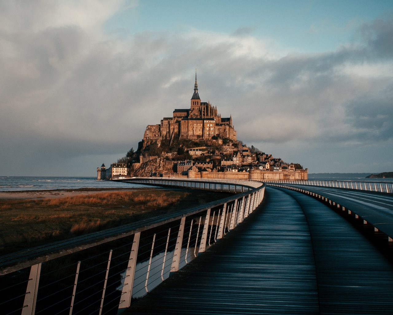 Замок Мон Сен Мишель в море 