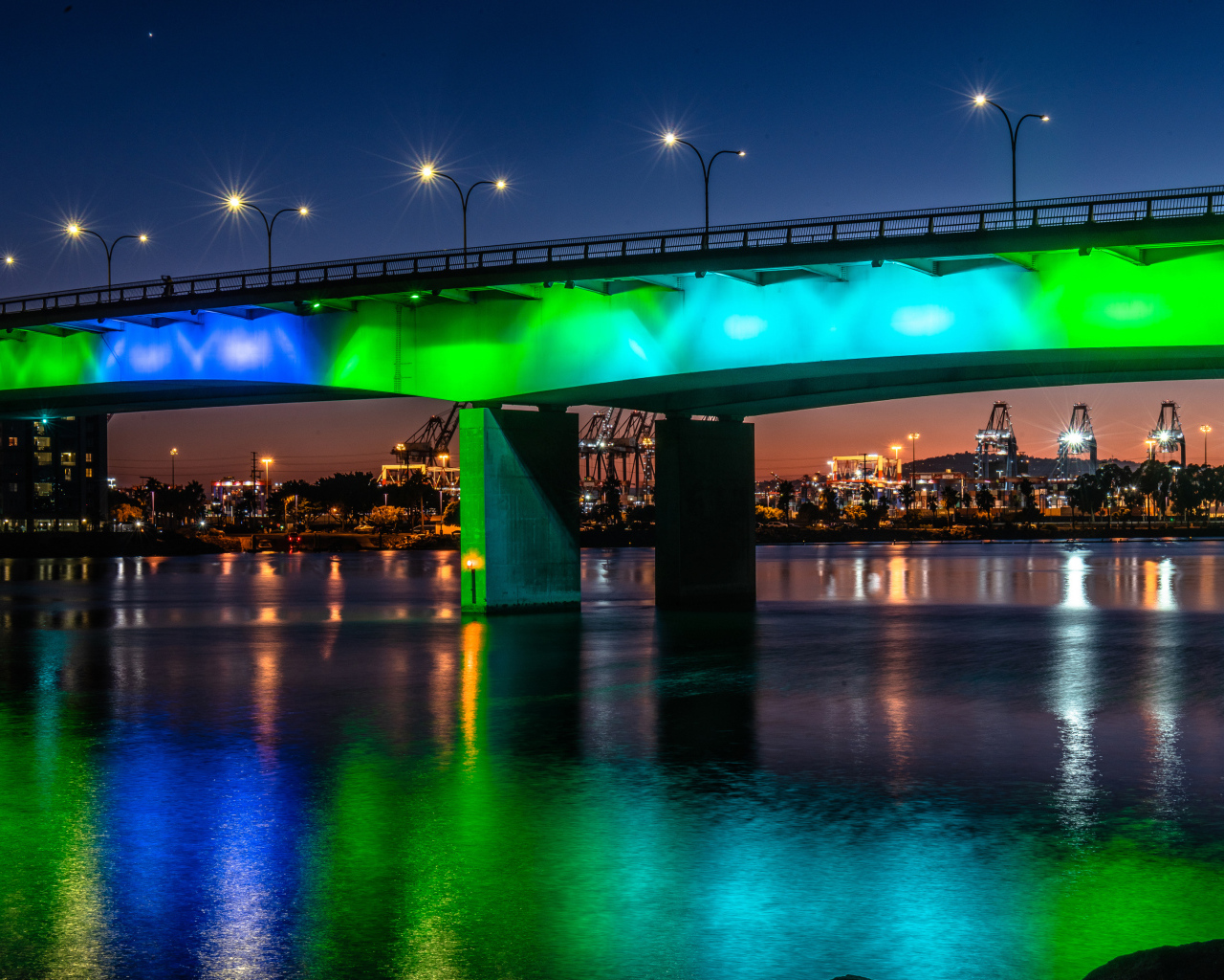 Мосты-близнецы Квинсуэй с красивой подсветкой ночью