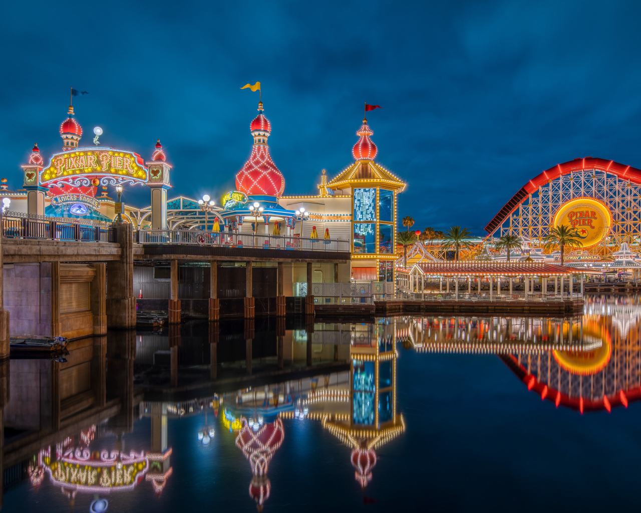 Красивая территория парка Пиксар Пир