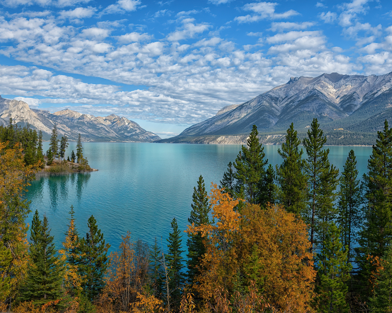 Красивое горное озеро Абрахам, Канада
