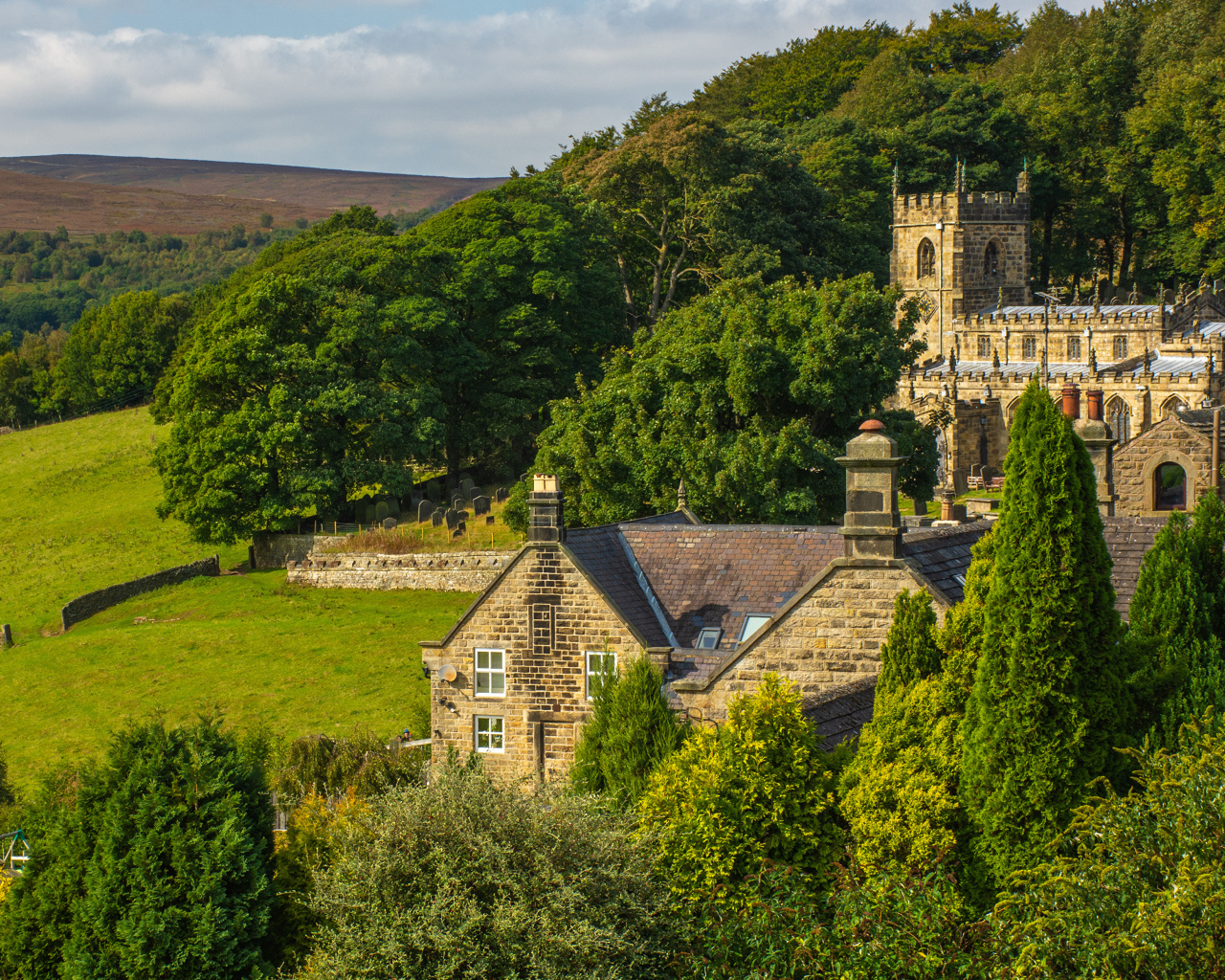 Старинный замок в зарослях, Англия